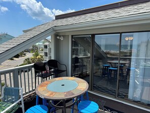 Outdoor dining - Luxury Top Floor Condo-Panoramic Ocean Views-Paws Welcome (Carolina Beach)