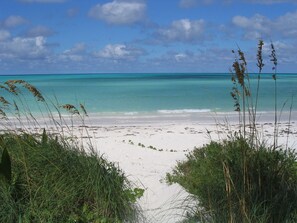 Beach nearby, sun-loungers - Spacious 4 Bedroom 2 Bath Villa, Sea View 2 minute walk to beach, Kayak Included (Eleuthera)