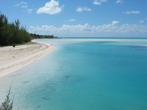 Beach nearby, sun-loungers - Spacious 4 Bedroom 2 Bath Villa, Sea View 2 minute walk to beach, Kayak Included (Eleuthera)