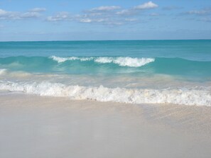 Beach nearby, sun-loungers - Spacious 4 Bedroom 2 Bath Villa, Sea View 2 minute walk to beach, Kayak Included (Eleuthera)