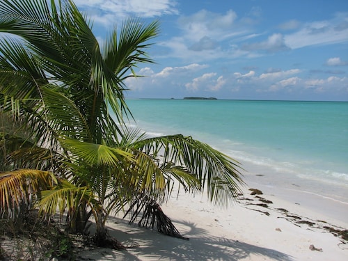 Spacious 4 Bedroom 2 Bath Villa, Sea View 2 minute walk to beach, Kayak Included