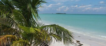 Tilava 4 makuuhuoneen 2 kylpyhuvila, upeat merinäkymät, melonta ja polkupyörät