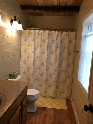 Haartrockner, Handtücher, Seife, Toilettenpapier