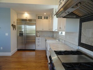 Fridge, microwave, oven, stovetop - Accommodates 12 Guests Overlooking Cape Cod Bay, 6 BR/6 BTH (2048) (Dennis)
