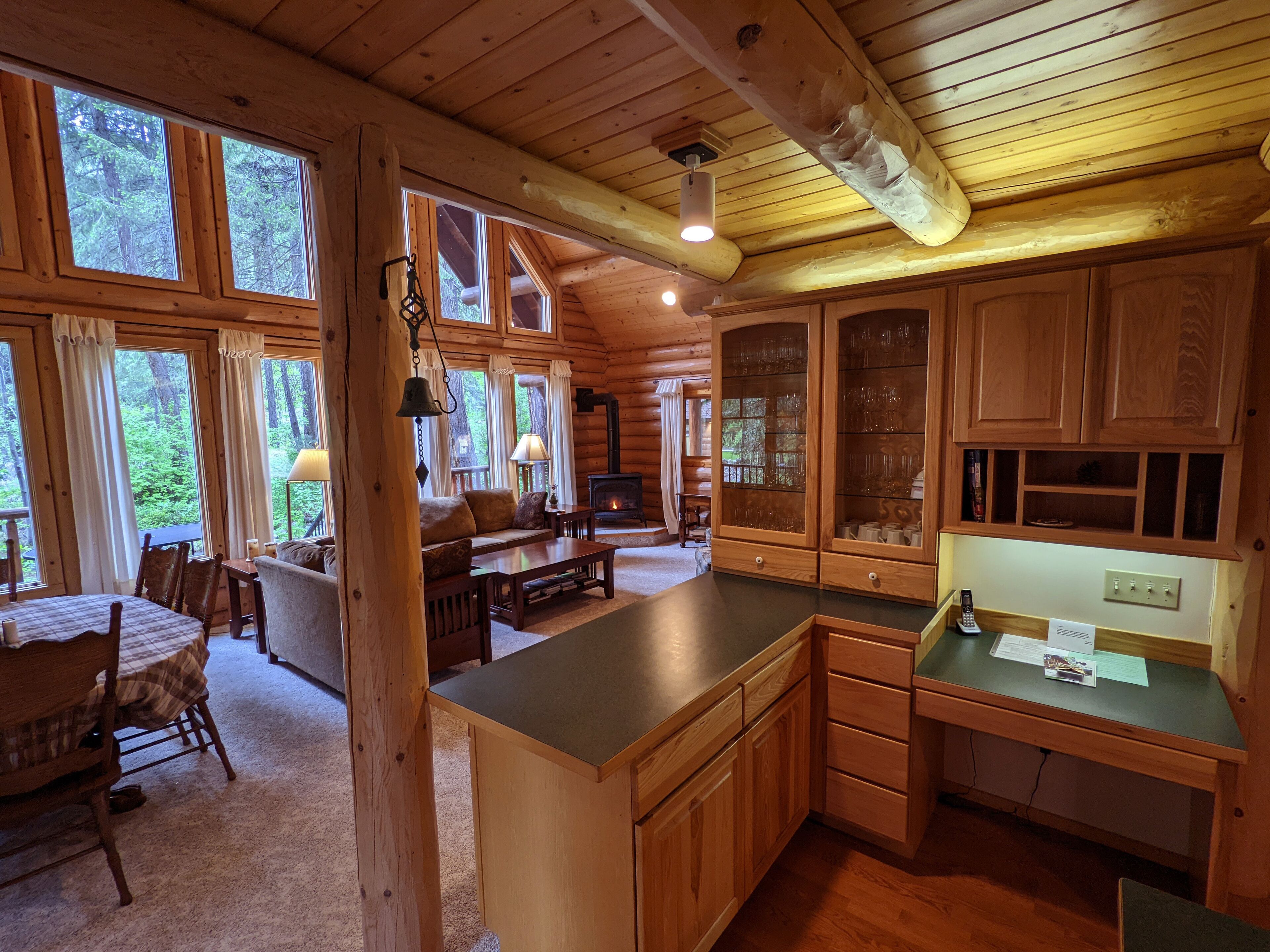 Beautiful Log Home, 20 min. from Leavenworth, WA. Nestled In The Woods