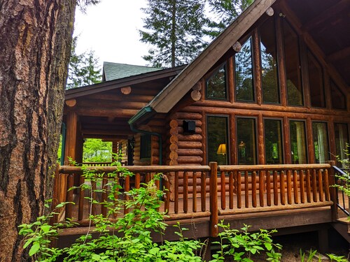 Beautiful Log Home, 20 min. from Leavenworth, WA. Nestled In The Woods