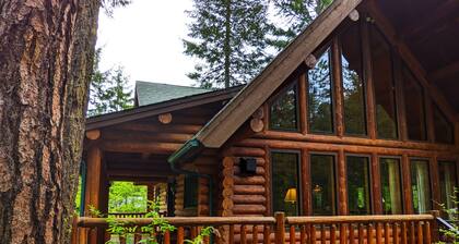 Beautiful Log Home, 20 min. from Leavenworth, WA. Nestled In The Woods