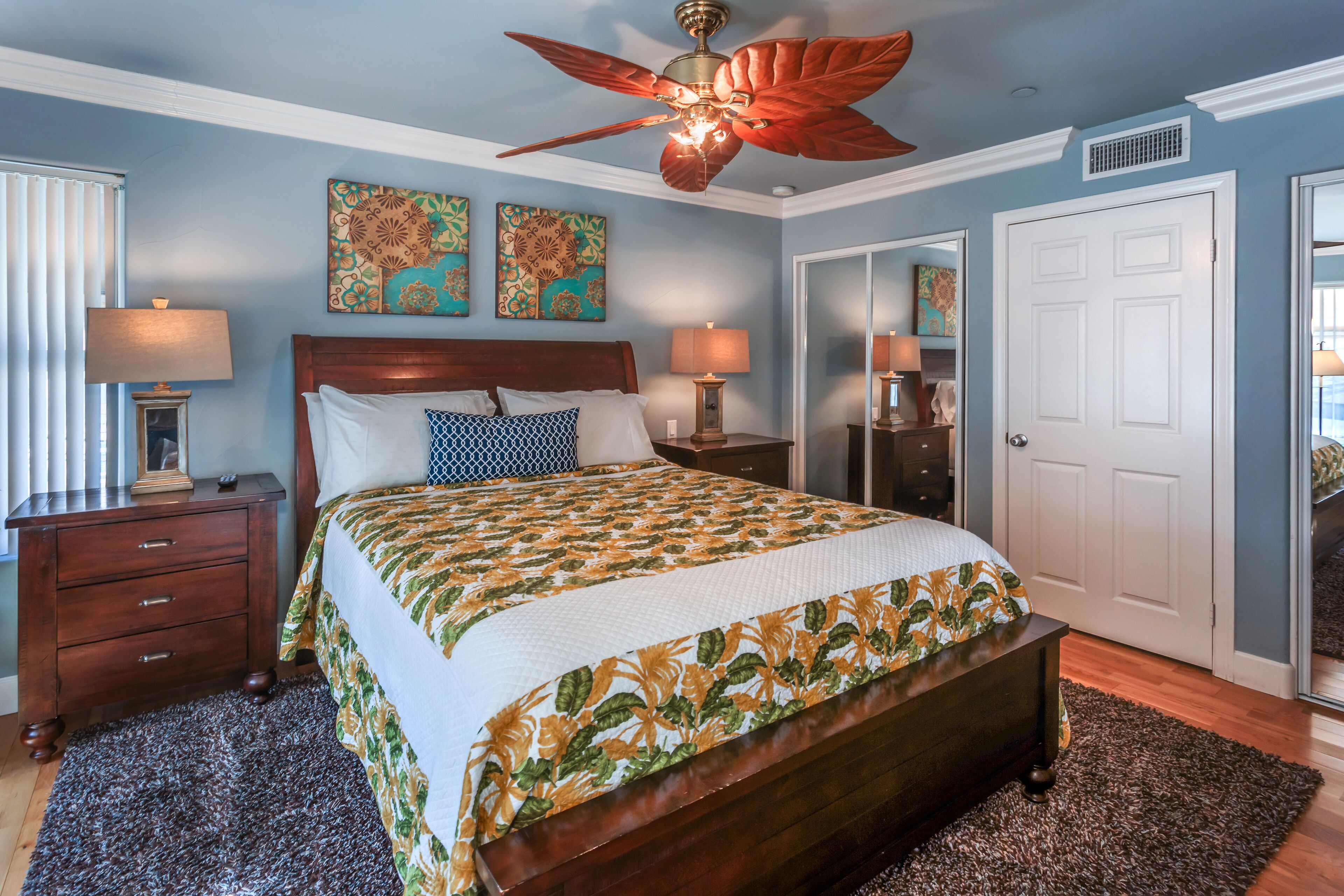 Lovely, Newer & Spacious 3 Story 1 Bedroom 2 Bath Tuscan-style Villa. Sleeps 2.