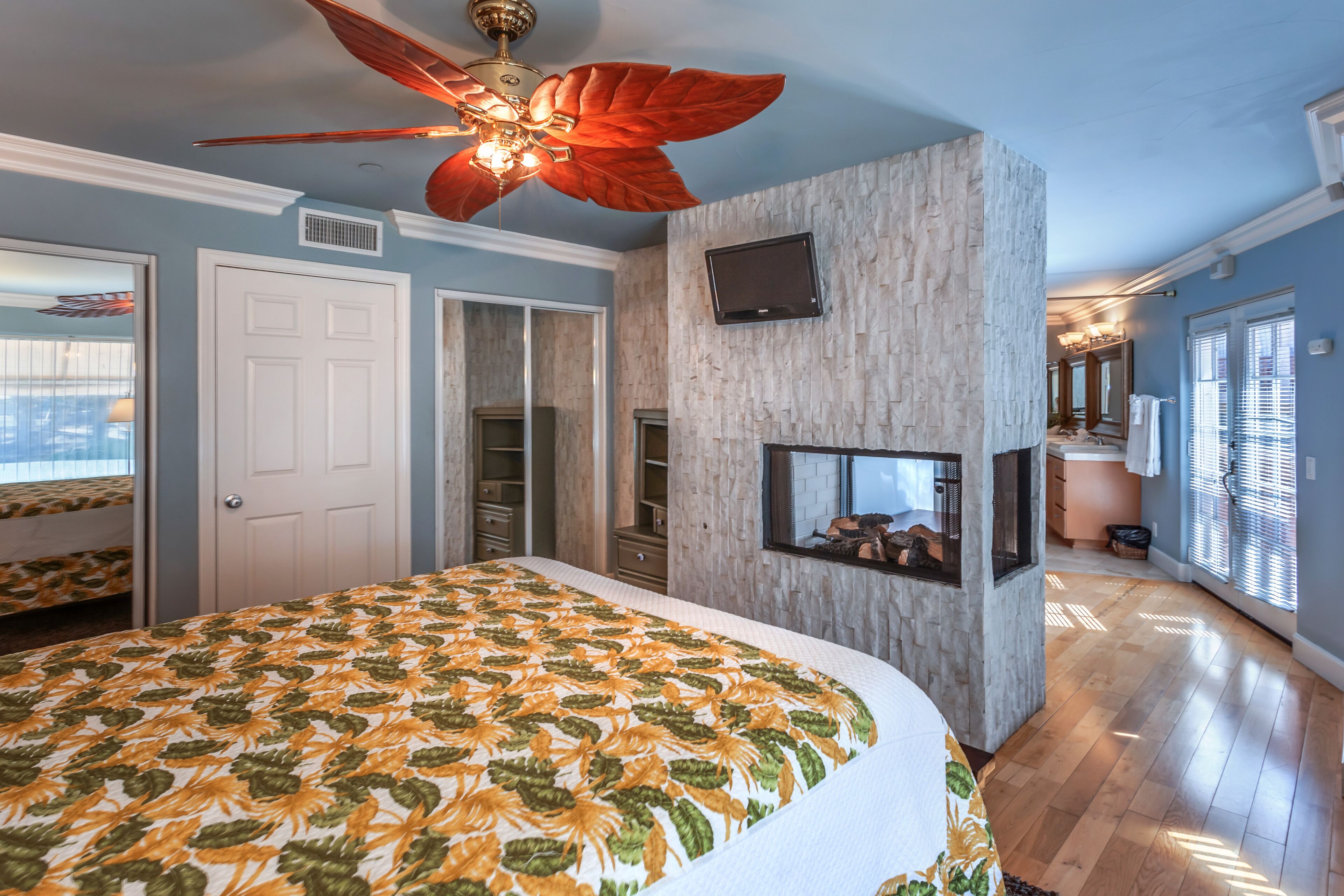 Lovely, Newer & Spacious 3 Story 1 Bedroom 2 Bath Tuscan-style Villa. Sleeps 2.