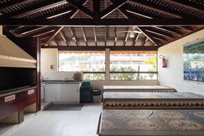 Fridge, microwave, oven, stovetop - Apartment Praia Grande Ubatuba (Praia Grande)