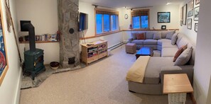 Smart TV, fireplace, video library, stereo