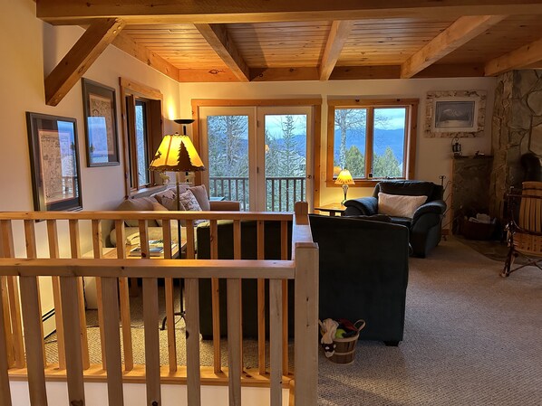 Smart TV, caminetto, videoteca, impianto stereo