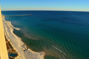 På stranden og solsenger