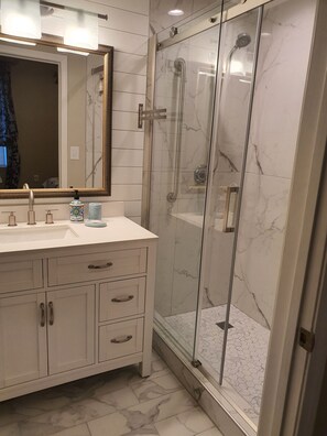 Combined shower/bathtub, hair dryer, towels, soap