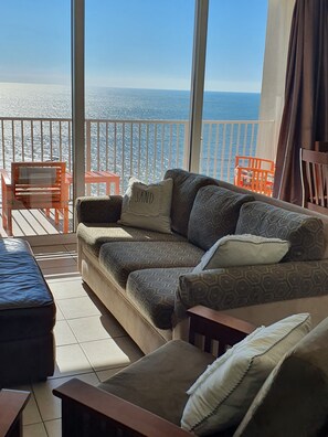 LCD-TV, DVD-spiller, bøker og filmbibliotek