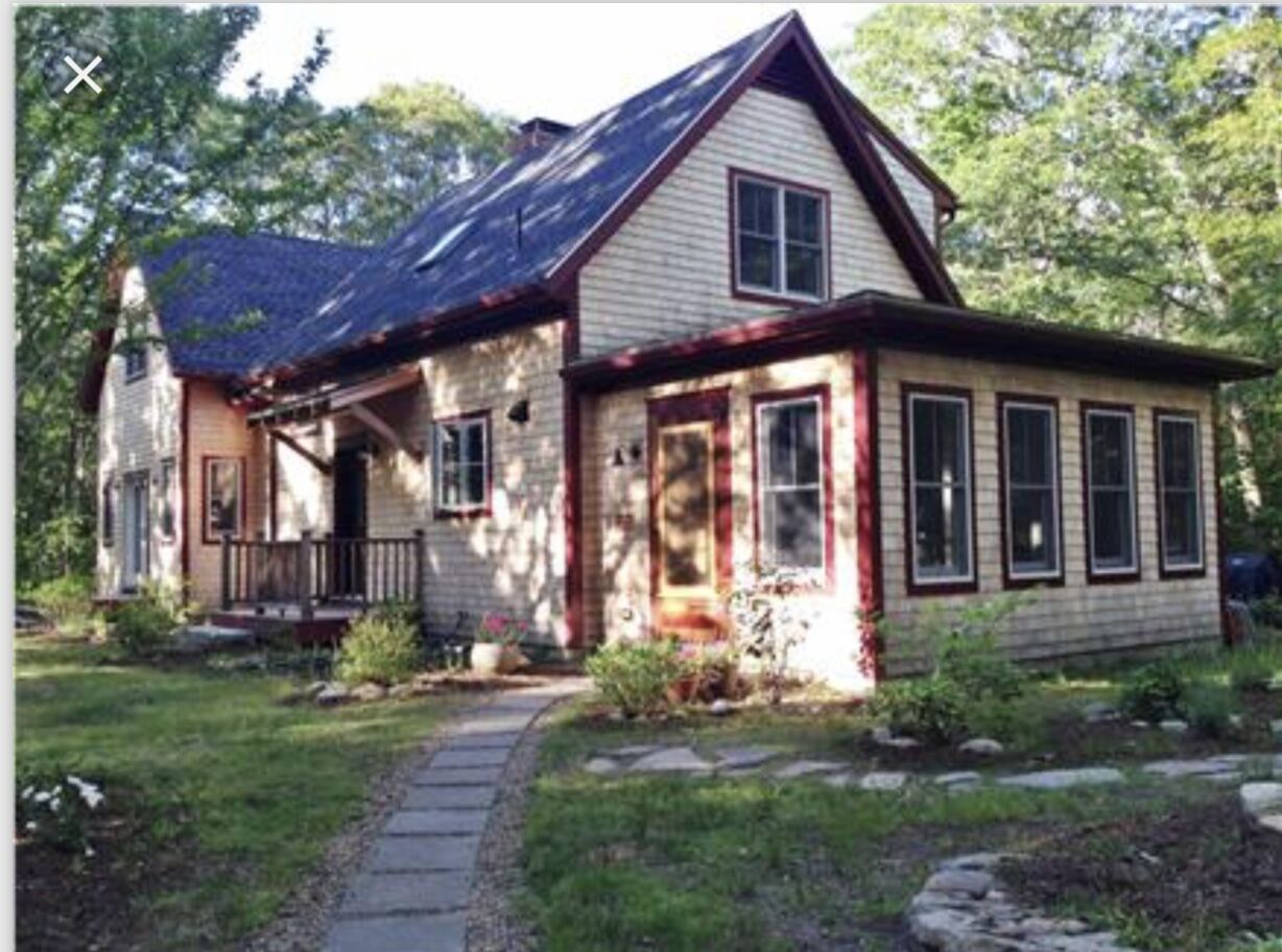 Beautiful, serene main house and carriage house walk to beach and ponds