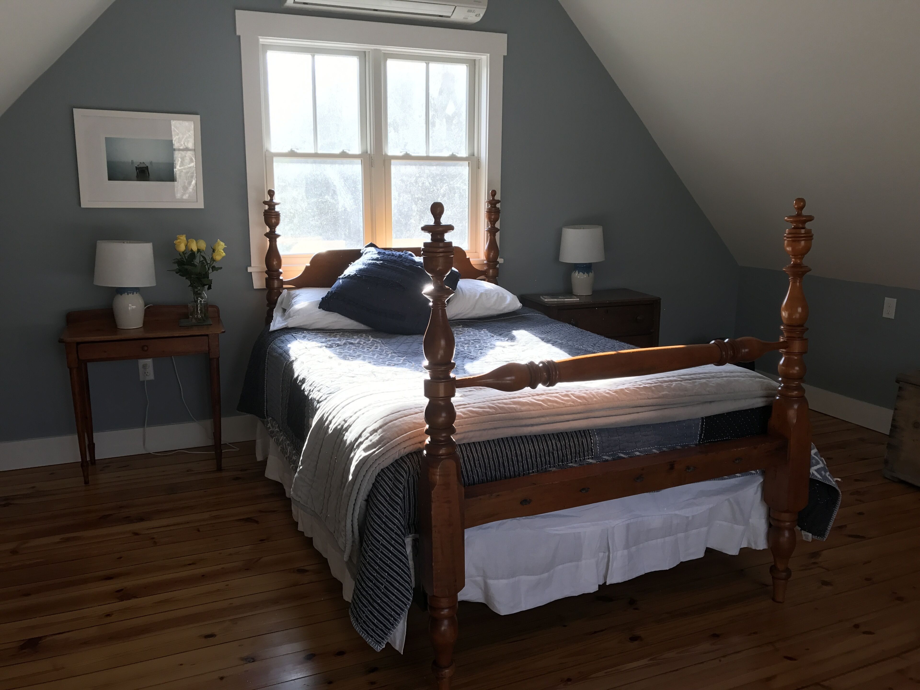 Beautiful, serene main house and carriage house walk to beach and ponds