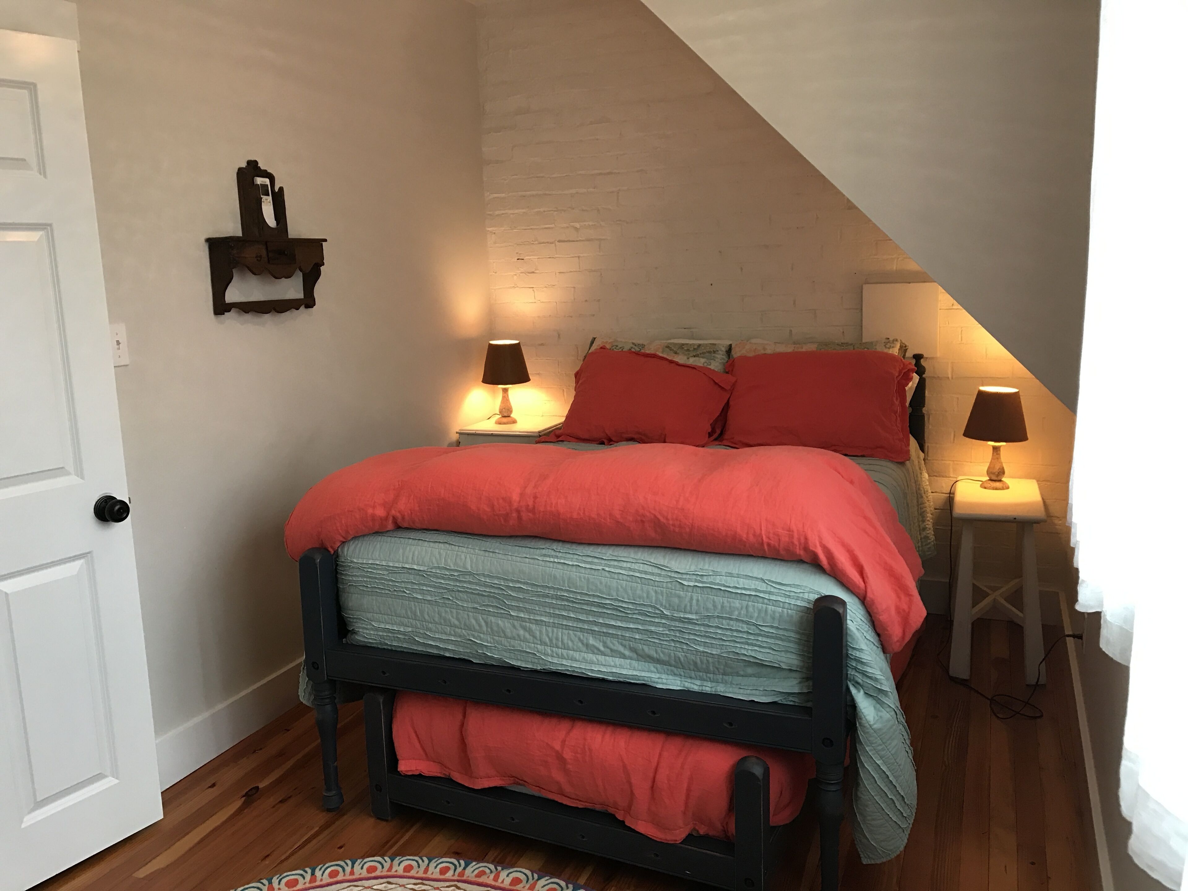 Beautiful, serene main house and carriage house walk to beach and ponds