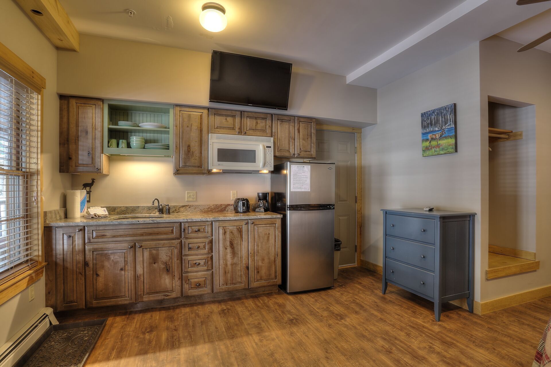 OMCS #3 - Hotel Room Suite with kitchenette in Oquossoc