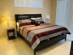 4 slaapkamers, een bureau, een strijkplank/strijkijzer, gratis wifi