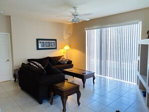 Smart-tv, een dvd-speler, tafelvoetbal en een computerscherm