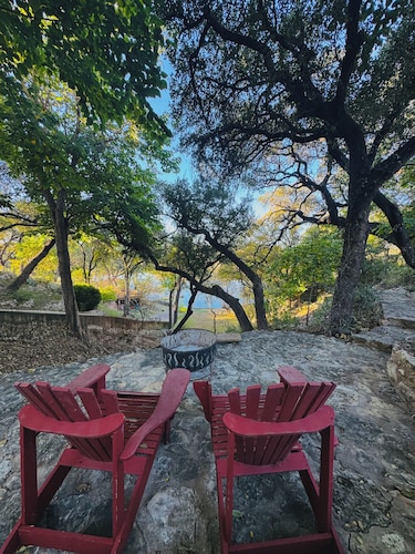 Romantic Lakefront Getaway: Massage, Winery, Kayaks, SUPs, Yoga, Krause Springs!
