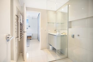 Douche, sĂšche-cheveux, serviettes fournies, papier toilette