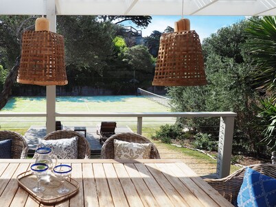 SORRENTO TENNIS RETREAT - 4BR and tennis court, just 5min walk to Sorrento strip