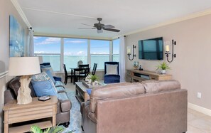 TV connectée, lecteur de DVD, livres