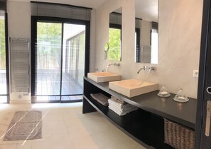 Combined shower/tub, eco-friendly toiletries, hair dryer, towels - Contemporary villa, fully air-conditioned, with a stunning panoramic sea view (La Cadière-D'azur)