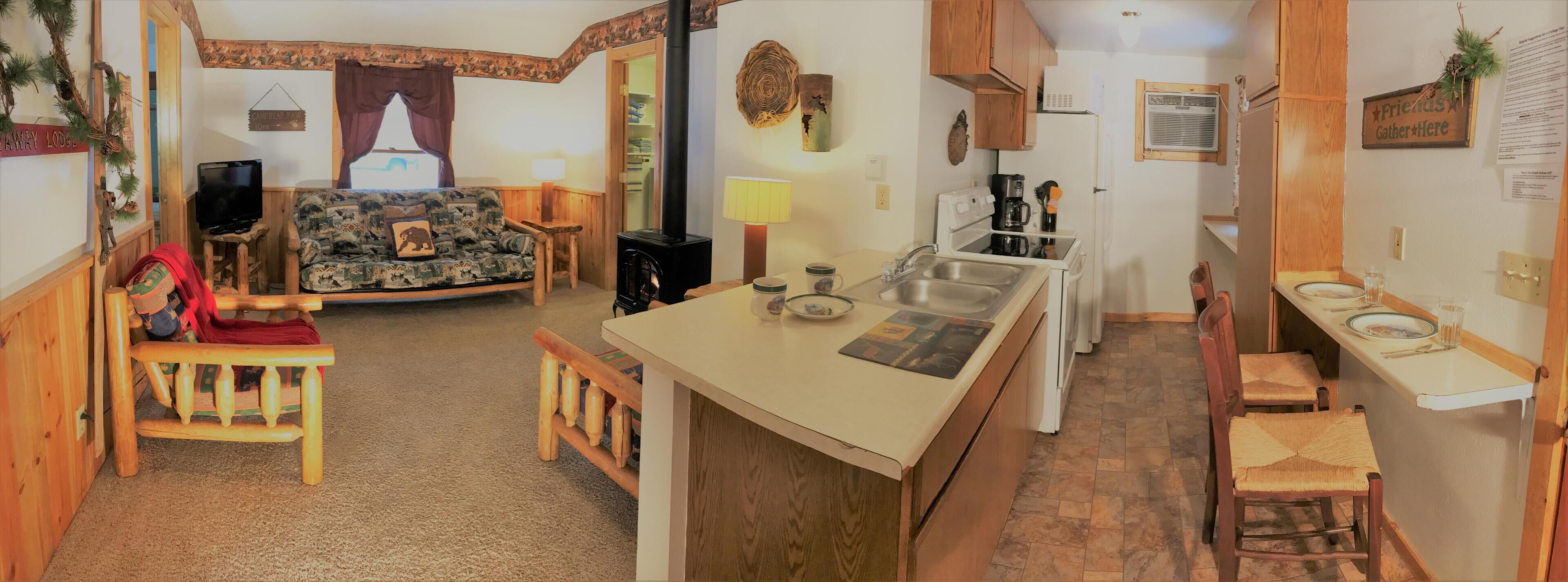 2 Bedroom Cottage - In Rapid City On Canyon Lake Thirty Minutes from Mt Rushmore