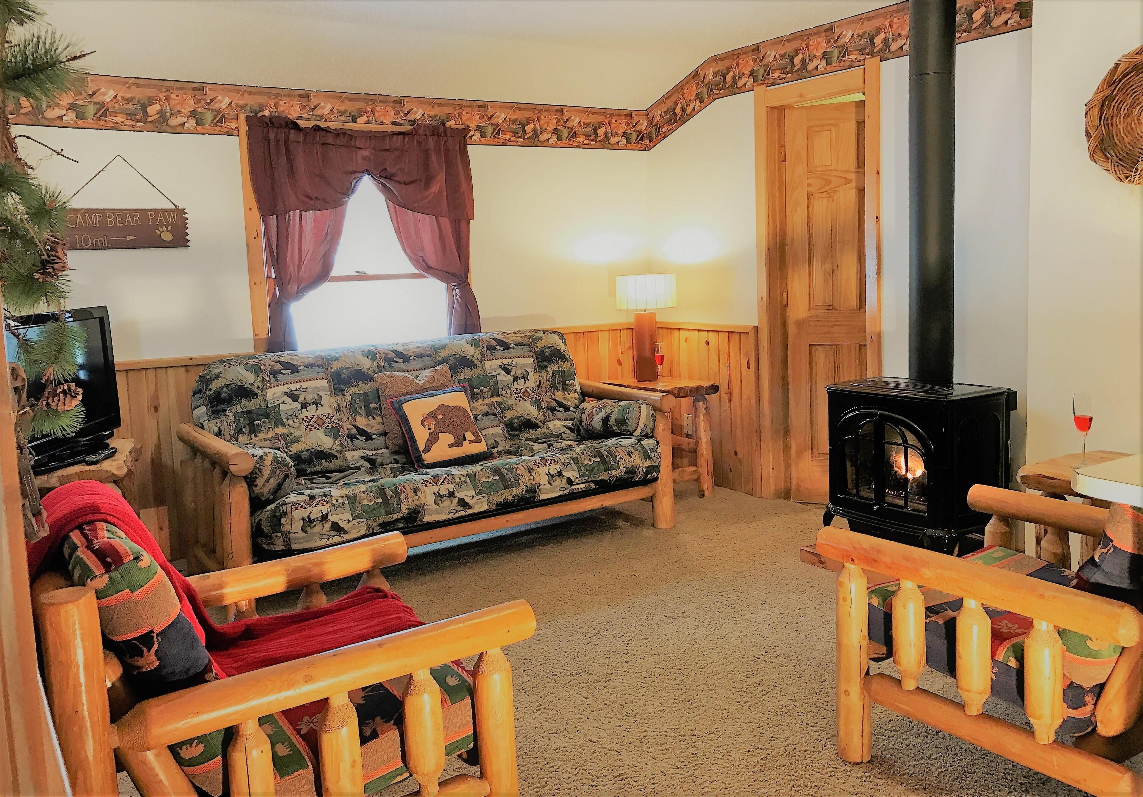 2 Bedroom Cottage - In Rapid City On Canyon Lake Thirty Minutes from Mt Rushmore
