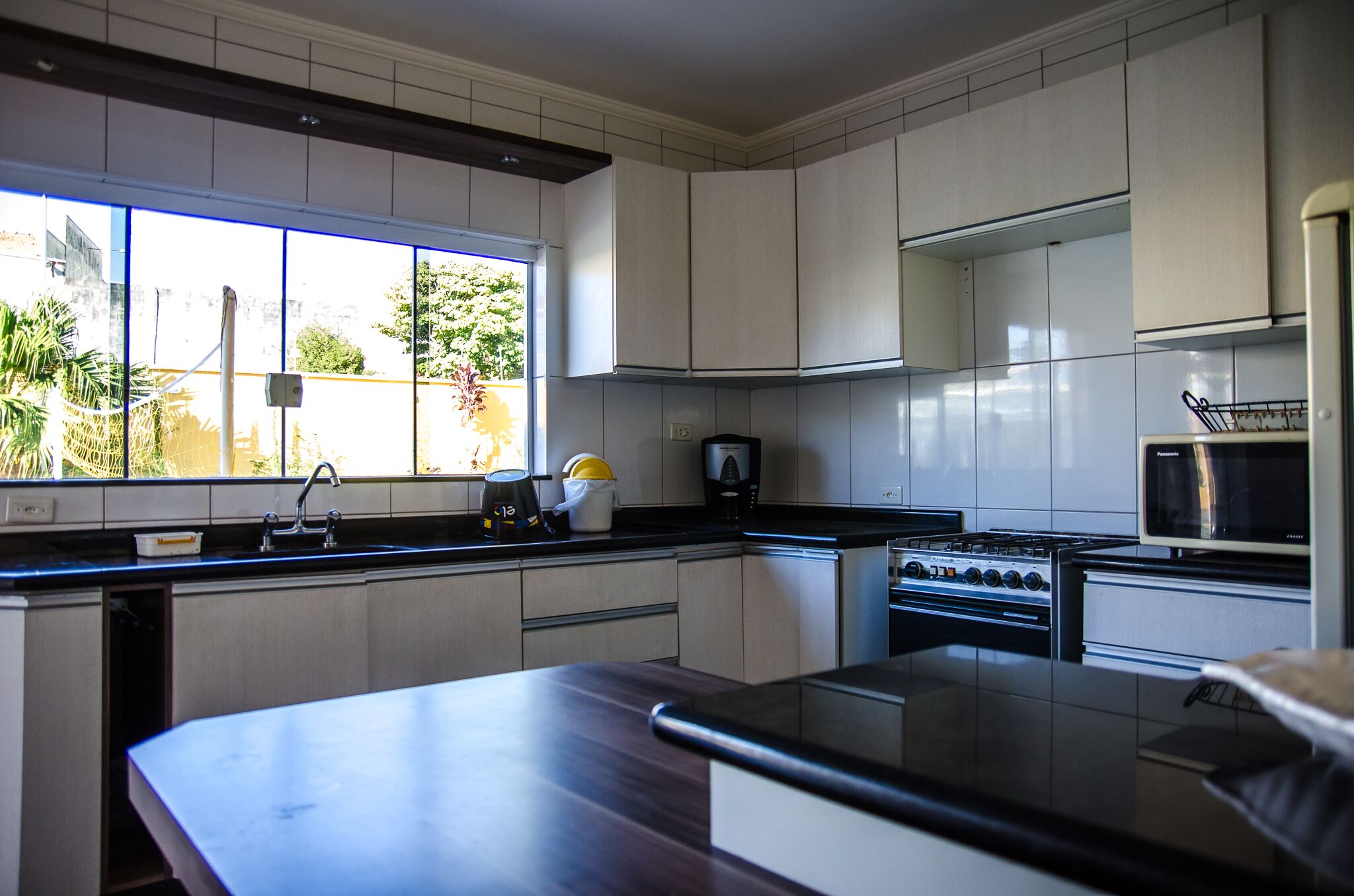 Jääkaappi, mikroaaltouuni, liesi, keittoastiat/astiat/ruokailuvälineet