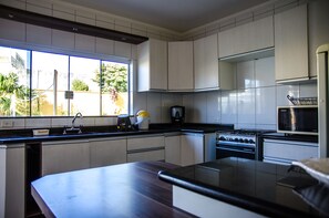 Kühlschrank, Mikrowelle, Herdplatte, Kochgeschirr/Geschirr/Besteck