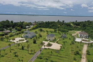 Exterior - Gator Mansion: Spacious 6-bedroom, 5-bath home, sleeps 12. Perfect for family gatherings. (Oviedo)