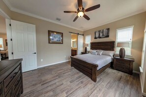 6 bedrooms, iron/ironing board, free WiFi, bed sheets - Gator Mansion: Spacious 6-bedroom, 5-bath home, sleeps 12. Perfect for family gatherings. (Oviedo)