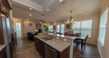 Gator Mansion -Brand Uusi 6 makuuhuoneen, 5-Baths vieressä järven