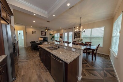 Gator Mansion: Spacious 6-bedroom, 5-bath home, sleeps 12. Perfect for family gatherings.