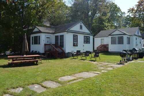 Charming Lakefront Cottage On Masten lake