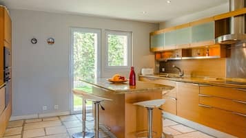 Køleskab, mikrobølgeovn, ovn, kogeplade