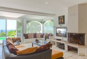 Smart TV, chimenea y reproductor de DVD 