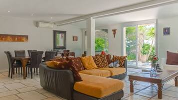 Smart-tv, eldstad och dvd-spelare