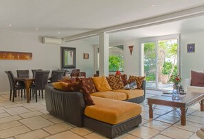 Smart TV, chimenea y reproductor de DVD 