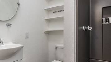 Ducha, secador de pelo, toallas, jabón