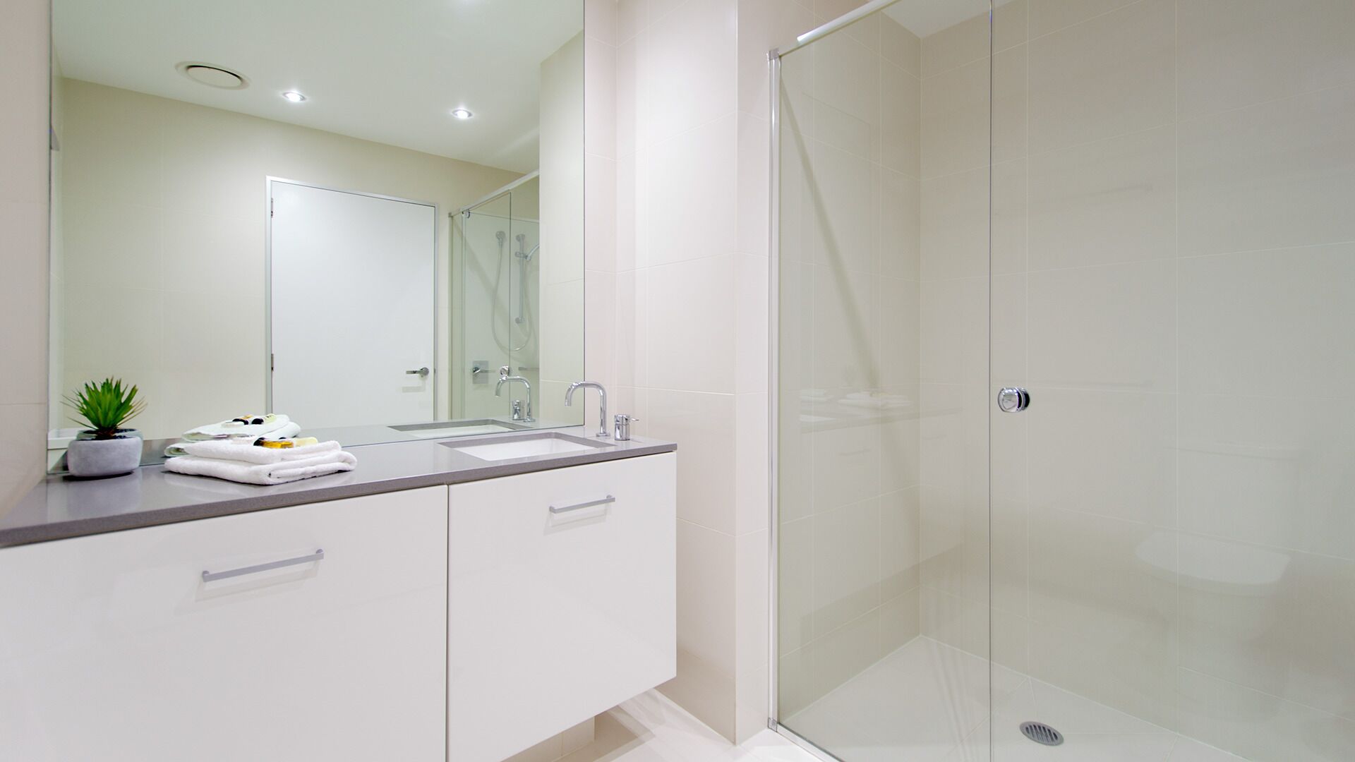 3 bed 3 bath on lvl 2 in Circle on Cavill — image 19