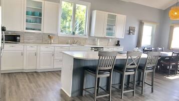 Mikrowelle, Geschirrspüler, Wasserkocher mit Kaffee-/Teezubehör