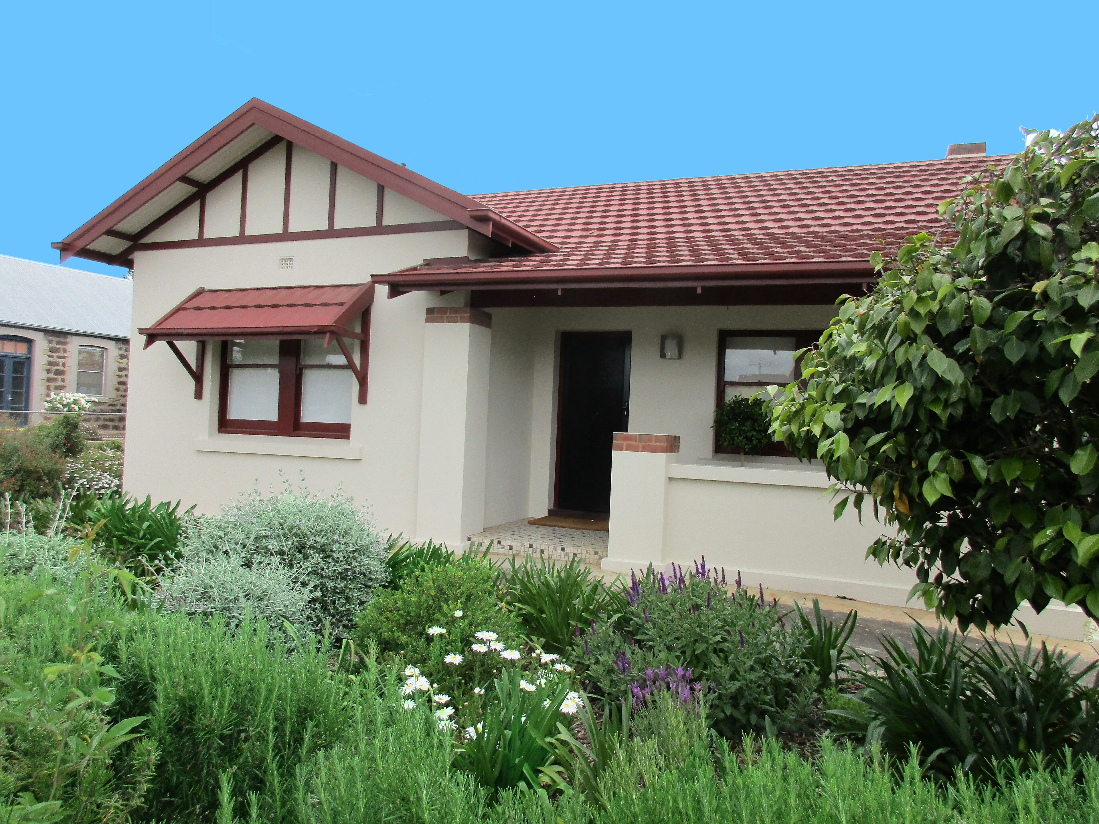 Stunning renovated cottage. Walk to wineries, hotels, shopping and restaurants