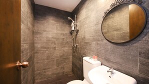 Un baño con ducha, inodoro y lavamanos.