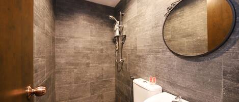 Deluxe-Zweibettzimmer, 2 Einzelbetten, Nichtraucher | Badezimmer | Dusche, Handtücher