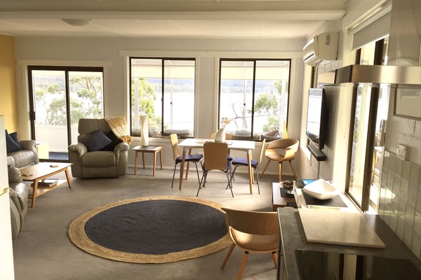 TV, lettore DVD, libri, videoteca